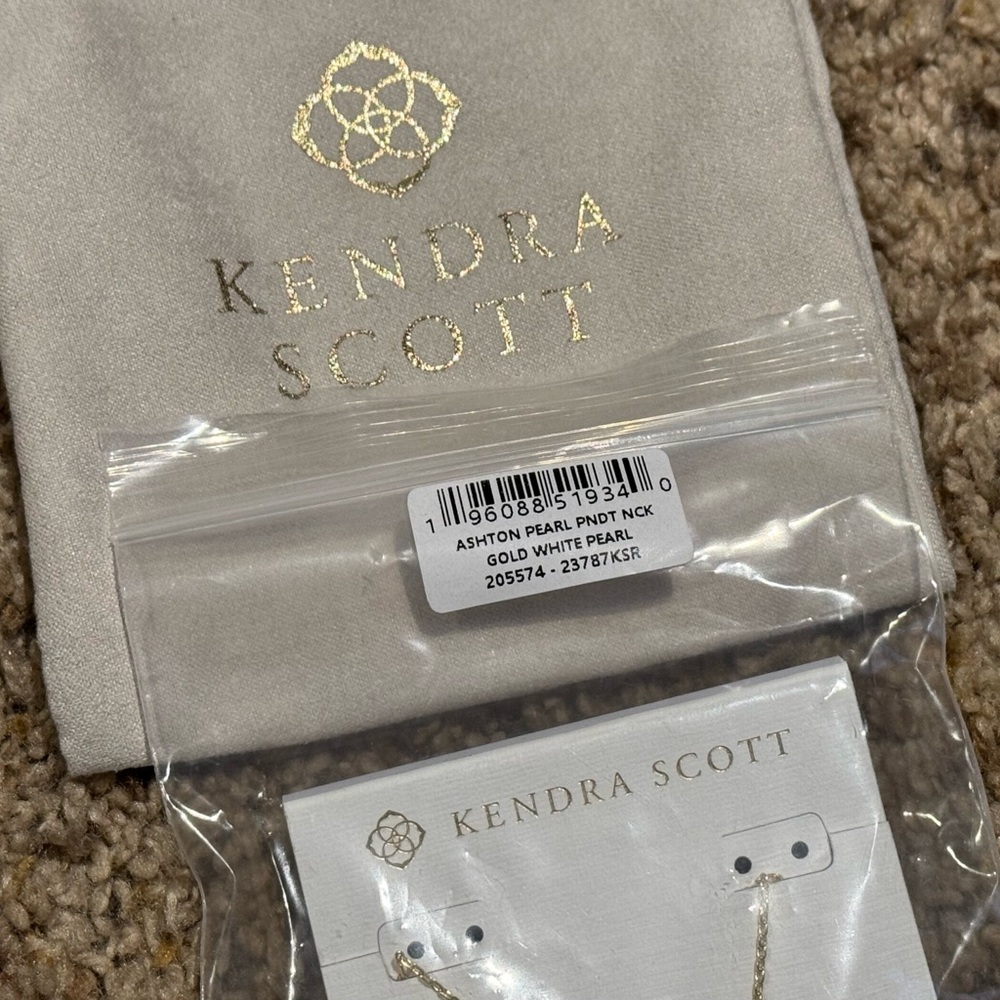 Kendra Scott | Ashton Gold Pendant Necklace in Freshwater Cultured Pearl | NWT - Picture 3 of 7